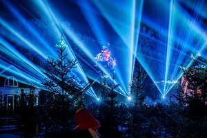 Tokio šou pavydėtų net didieji pasaulio festivaliai: dangus virš Pakruojo dvaro – nuspalvintas ne tik lazeriais ir šviesomis