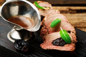 Kiaulienos nugarinė, įdaryta džiovintomis slyvomis: papuoš ir praturtins kiekvieną šventinį stalą