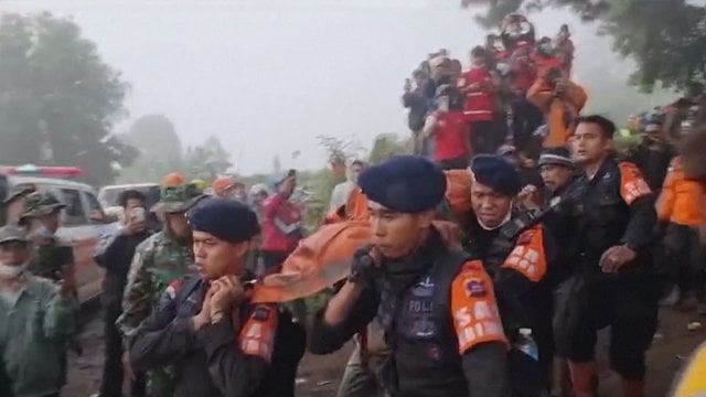 Po Indonezijoje įsiveržusio ugnikalnio didėja aukų skaičius: žuvo 23 žmonės 
