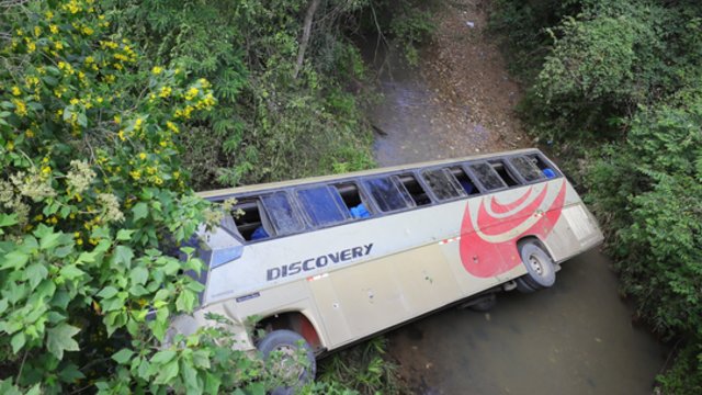 Hondūre tragiška avarija – autobusas rėžėsi į tiltą ir įkrito į upelį: žuvo 16 žmonių