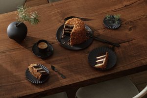 Prieš šį šventinį desertą bus sunku atsilaikyti: išbandykite šokoladinį tortą pagal Neringą Zeleniūtę 