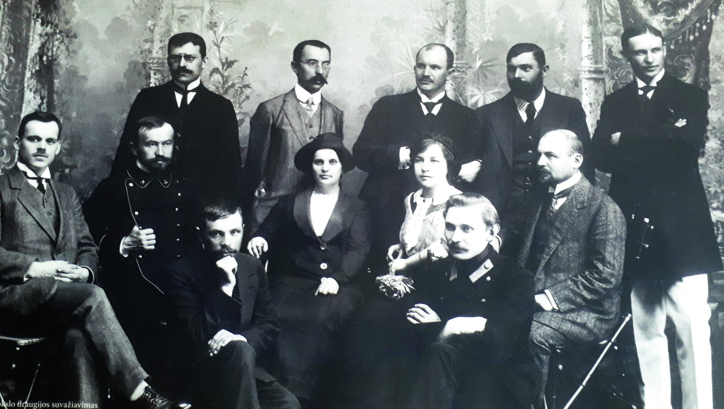  Kartu su kitais iškiliais lietuviais K.Petrauskas (antroje eilėje dešinėje) 1912 metais dalyvavo Lietuvių mokslo draugijos suvažiavime.<br> Asmeninio archyvo nuotr.