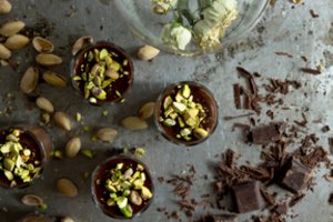 Nustebinkite svečius šventiniu desertu: šokolado skanėstai su pistacijų kremu nepaliks abejingų