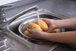 Moteris sudėjo bulves į indaplovę: gudrybė vienus sužavėjo, kitus – pašiurpino