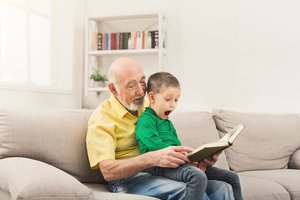 Tyrimas atskleidžia: seneliai, laikydamiesi pasenusių auklėjimo patarimų, gali kelti pavojų savo anūkams