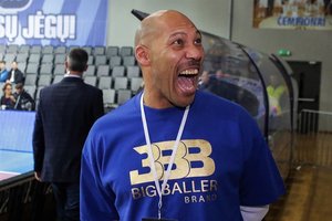 Netikėtai šalyje vėl pasirodęs L. Ballas nutarė girti Lietuvą: žaidimas Prienuose labai padėjo LaMelo karjerai