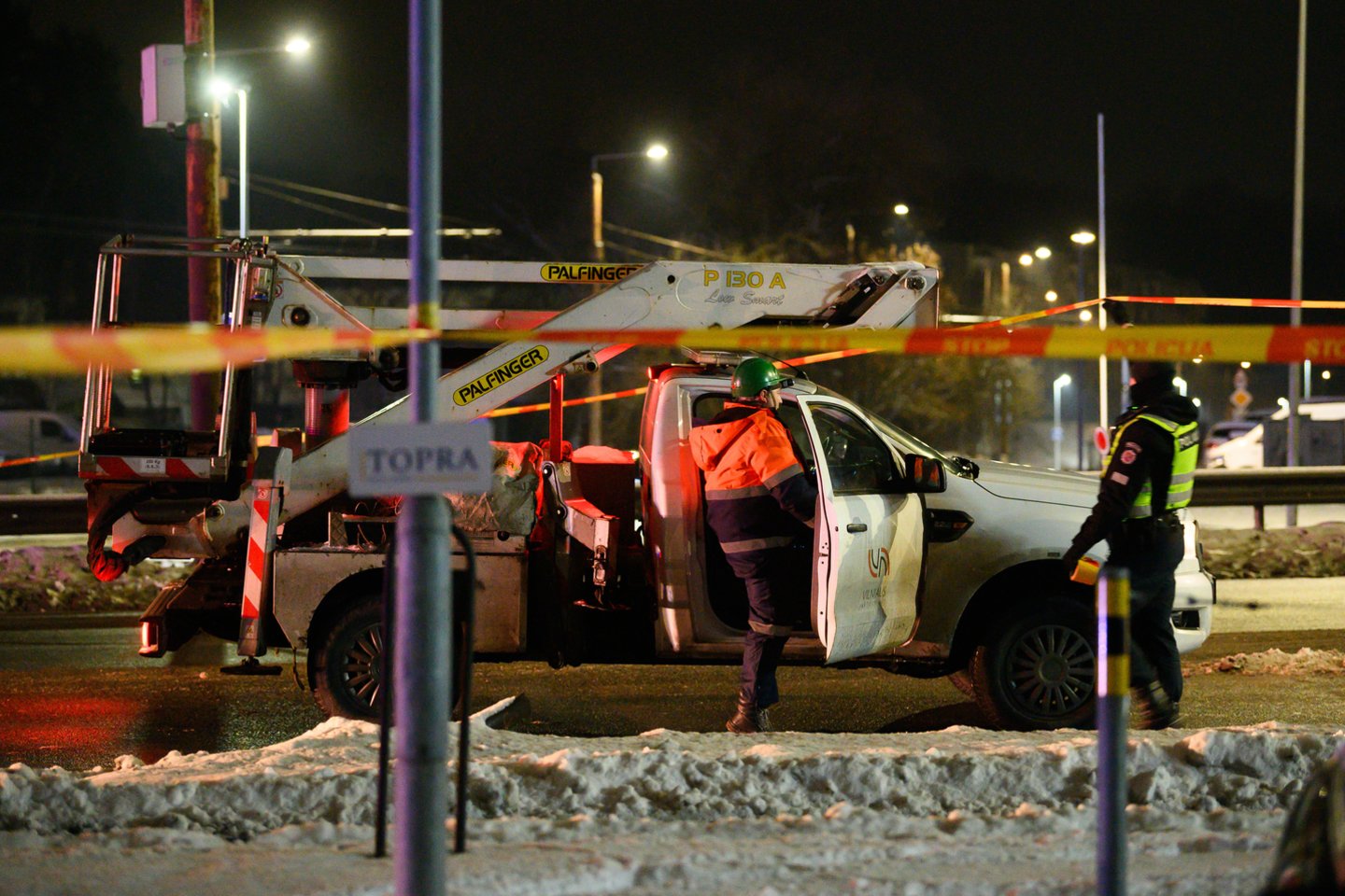  Atsitrenkus į stulpą automobiliui „Saab“ Vilniuje žuvo žmogus.<br> V.Skaraičio nuotr.