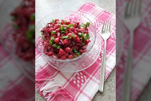 Burokėlių, avinžirnių ir pievagrybių mišrainė: gamindami ilgai neužtruksite