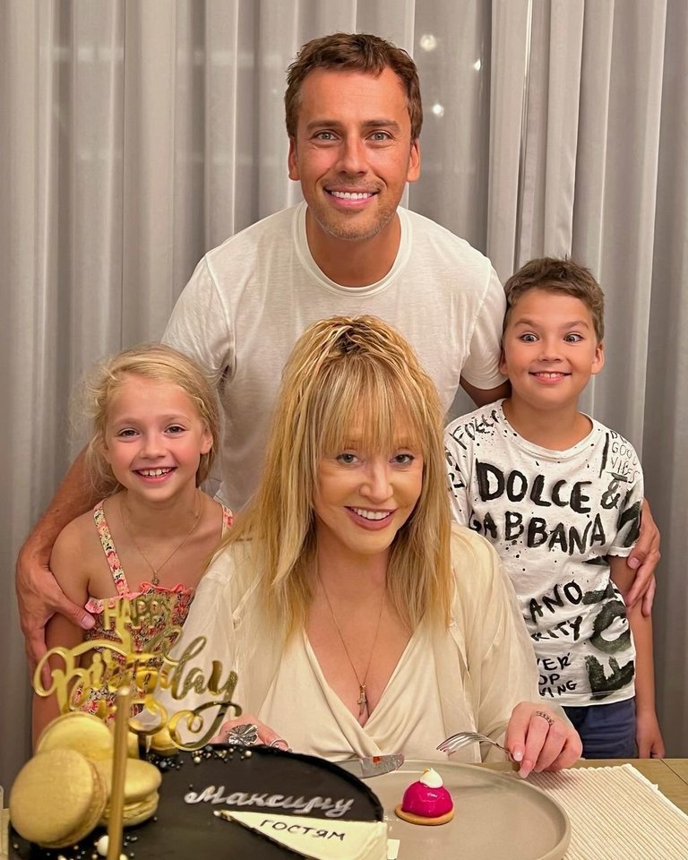 Maksimas Galkinas su žmona Ala ir vaikais.<br>Instagramo nuotr.