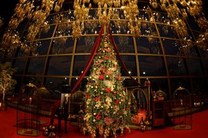 LNOBT skelbia Kalėdų sezono pradžią: teatrą galima pamatyti ekranuose, išgirsti per radiją, bet užuosti – tik atėjus į jį