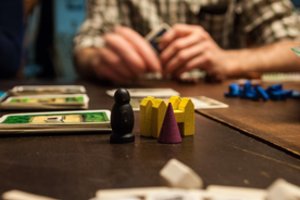 Nežaidžiate stalo žaidimų? Psichologė atskleidė 5 priežastis, kodėl neturėtumėte daryti šios klaidos