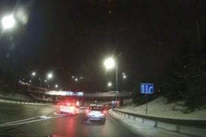 „Kelių patruliai: viskas užfiksuota“: įžūlus „Škodos“ vairuotojo KET pažeidimas prie aplinkkelio