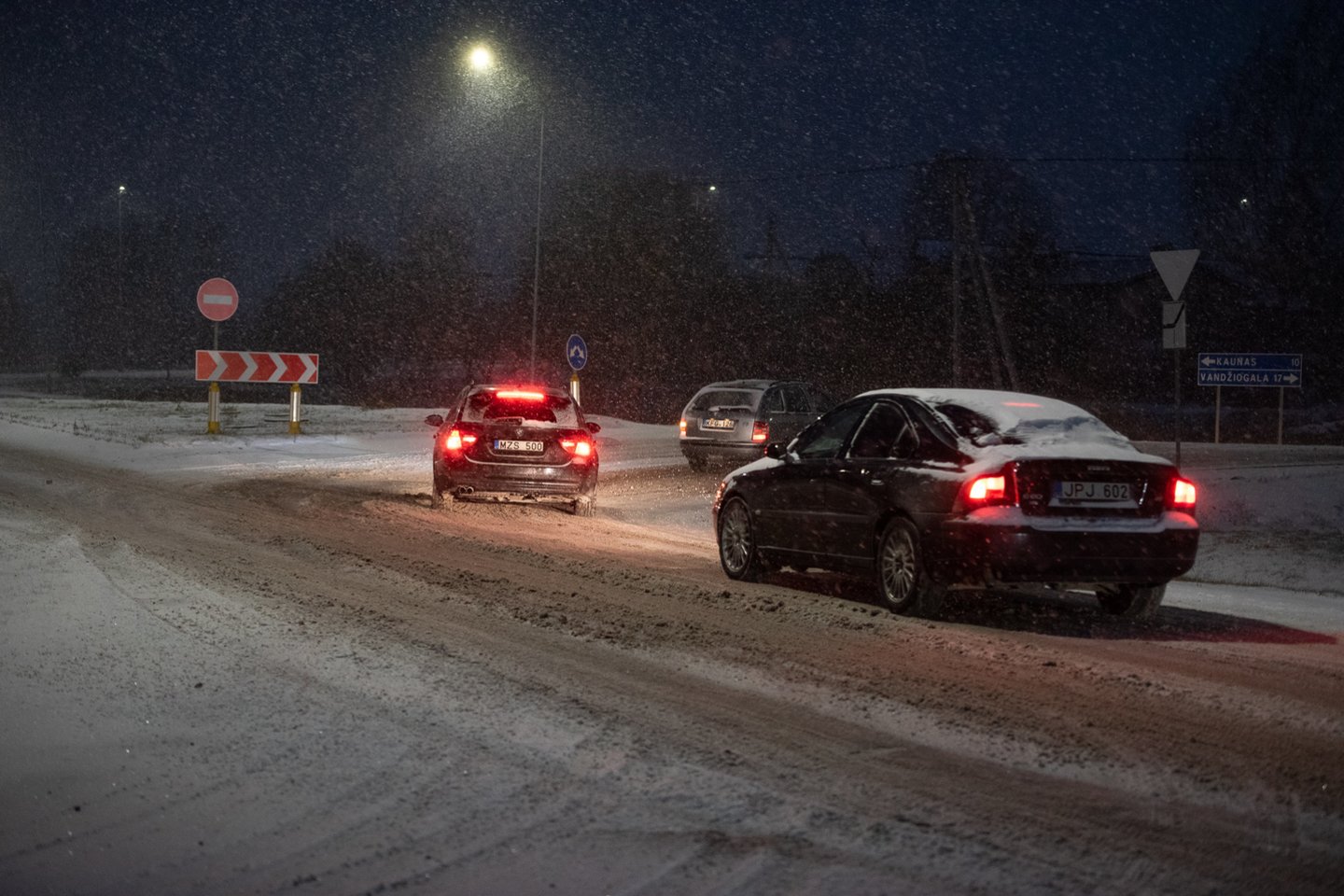 Vakarų Lietuvoje ir Rokiškio rajone eismo sąlygas sunkina snygis.<br>R.Vilkelio nuotr.