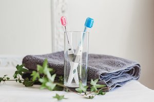 Nustebo net patyrusi burnos higienistė: dantis gerai išsivalyti galima be dantų pastos