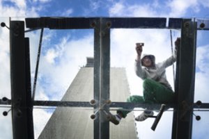 Sunku suvokti: įmonės uždirba šimtus tūkstančių, bet darbuotojai dirba už 100 eurų