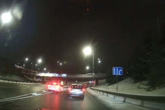 „Kelių patruliai: viskas užfiksuota“: įžūlus „Škodos“ vairuotojo KET pažeidimas prie aplinkkelio