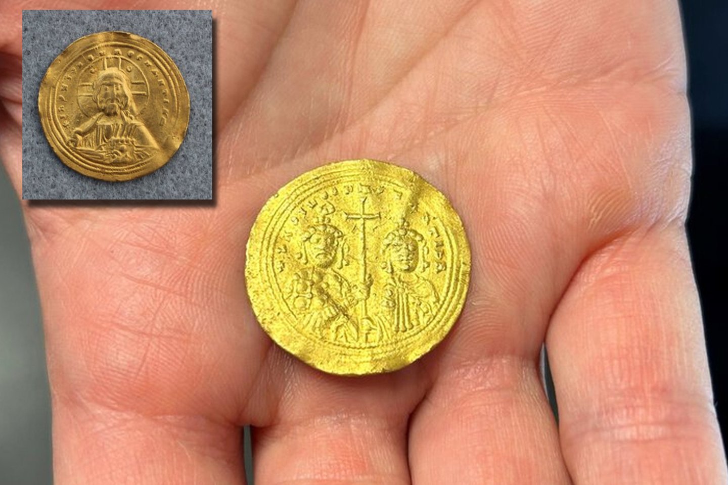  Vienoje monetos pusėje pavaizduotas Jėzus, laikantis Bibliją, o kitoje – Bizantijos imperiją valdžiusių brolių Bazilijaus II ir Konstantino VII atvaizdai.