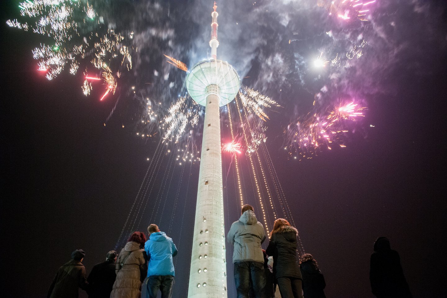 Visą gruodžio mėnesį Vilniaus TV bokštas švies įvairiomis spalvomis ir dėl suprogramuotų šviesinių dinaminių efektų vakarais primins šiaurės pašvaistę.<br>J.Stacevičiaus nuotr.