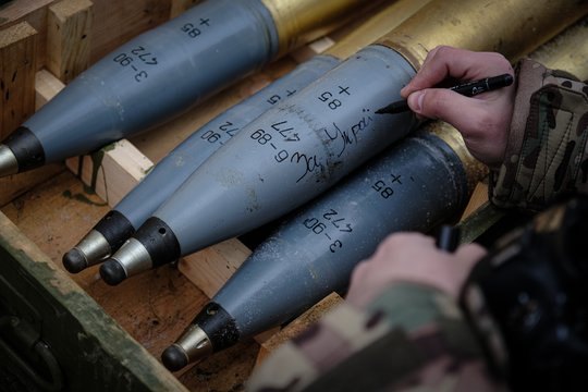 Ukraina: gynybos pramonės gamyklos direktorius mėgino pavogti 4 mln. grivinų.