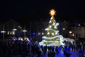  Lazdijuose – lyg iš dangaus nusileidusi šventinė eglė, nusėta paukščiais ir debesimis