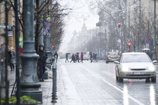 Artimiausiomis dienomis šalto oro masė trauksis, į šalį skverbsis šiltesni orai, todėl temperatūra ims svyruoti apie 0 laipsnių.