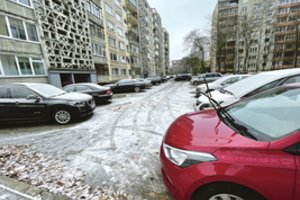 Pakelti automobilio valytuvai ir rašteliai – daugiabučio gyventojų kasdienybė: nesuvokia, už ką