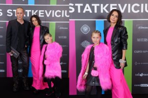 V. Montvydienė raudonuoju J. Statkevičiaus šou kilimu žengė ne viena: atlydėjo žinomas stilistas