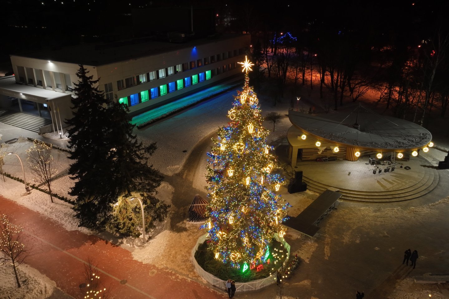 Joniškyje įžiebta Kalėdų eglė.<br>Joniškio rajono savivaldybės nuotr.