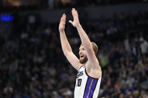 D. Sabonis surinko simbolinį dvigubą dublį, o „Kings“ dėka galingo trečiojo kėlinio įveikė „Suns“
