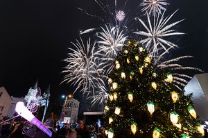 Pasvalyje sužibo pasakomis apipinta stebuklinga Kalėdinė eglė