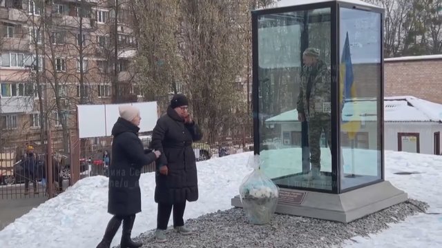 Ukrainos didvyriui atidengtas paminklas: vietoje Rusijos pašlovinimo, ištarė „Slava Ukraini“