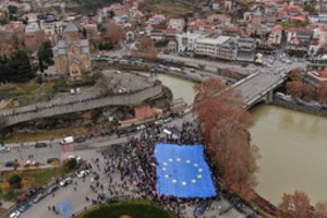 Laukiantys ES sprendimo kartvelai surengė proeuropietiškas eitynes