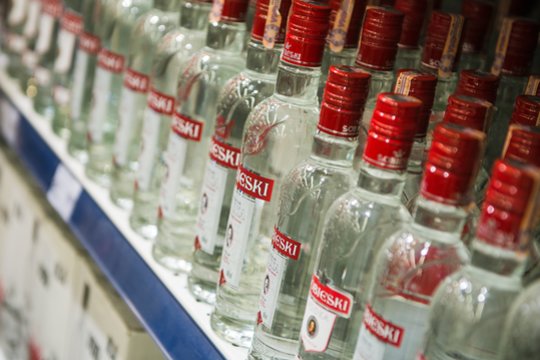 Iš prekybos centro vagišius išnešė daug alkoholio butelių.