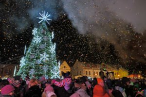 Kėdainiai pasitinka gražiausias metų šventes: miesto aikštėje sužibo nuostabi žaliaskarė