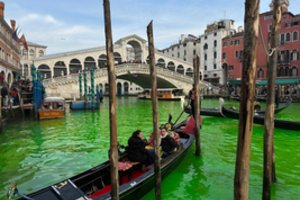 Aplinkosaugos aktyvistai į Venecijos Didįjį kanalą išpylė dažų, protestuodami prieš klimato kaitą
