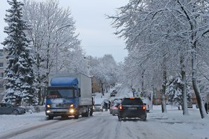 Vairuotojams – sudėtingas sekmadienio rytas: keliuose eismo sąlygas sunkina snygis ir plikledis