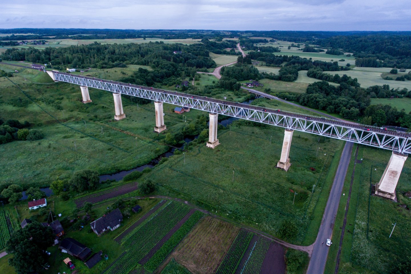 Užbaigtas ilgiausio ir aukščiausio Lietuvoje Lyduvėnų geležinkelio tilto bei jo prieigų pritaikymo visuomenei projektas.<br>V.Ščiavinsko nuotr.