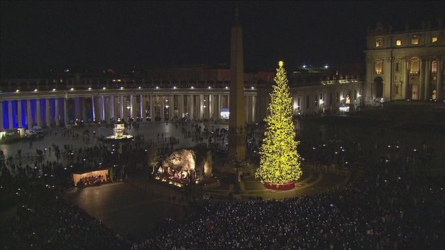 Vatikanas alsuoja kalėdine dvasia: įžiebė įspūdingą eglę ir atidengė Kristaus gimimo sceną