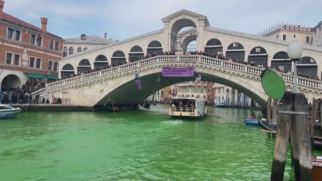 Klimato aktyvistai vėl sukilo – nudažė Venecijos vandenį