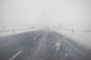 Kelininkai įspėja: pirmadienio rytą eismo sąlygas sunkina snygis ir plikledis