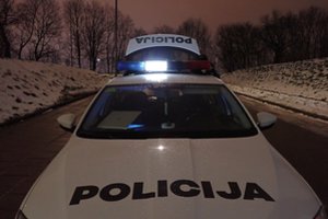 Girto vairuotojo gaudynės Kaune: įtariamojo automobilis kliudė pareigūno ranką