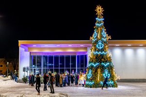 Šventojoje įžiebta jūra dvelkianti Kalėdų eglė šviečia iš tolo