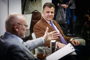 M. Adomėno naujojo romano sutiktuvės: pilna salė klausytojų ir žinia apie antrąją knygos dalį 