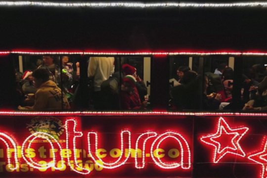 Kolumbijoje suspindo kalėdinis traukinys: lankytojus džiugino Kalėdų Senelis ir jo elfai