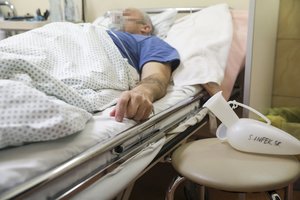 COVID-19 atvejų skaičius kopia į viršų: per parą – daugiau nei 2 tūkst. susirgimų