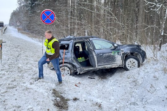 Dėl slidžios kelio dangos pasipylė avarijos: nuo kelio lėkė sunkvežimiai ir lengvieji automobiliai