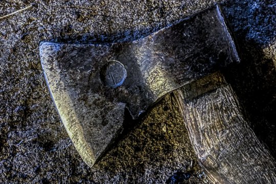 Marijampolėje girtas vyras griebėsi kirvio ir juo sužalojo sugėrovą