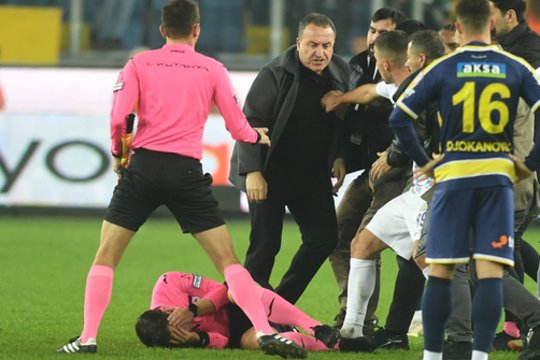Protu nesuvokiama: Turkijos klubo prezidentas po rungtynių smogė mačo arbitrui