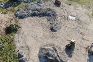 Neteisėtai pavojingas atliekas surinkusiai ir susmulkinusiai įmonei gresia bauda iki 17 tūkst. eurų