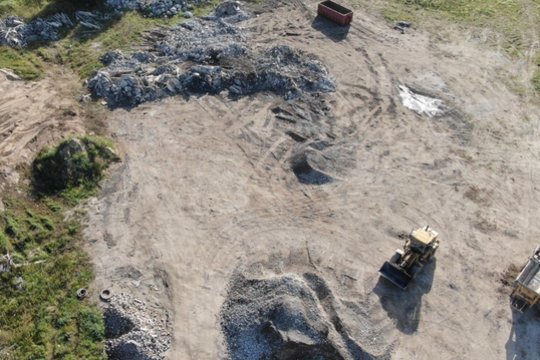 Neteisėtai pavojingas atliekas surinkusiai ir susmulkinusiai įmonei gresia bauda iki 17 tūkst. eurų